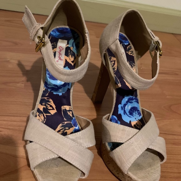 Qupid Tan Thick Heel Platform Shoes Women Size 8 w Strap and Buckle Crisscross. - Picture 2 of 7